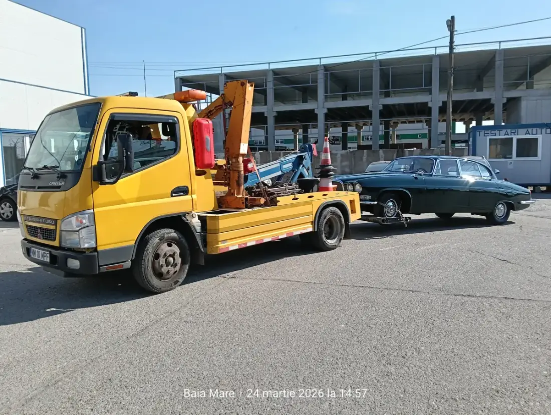 Vehicul transportat pe platformă auto în Maramureș